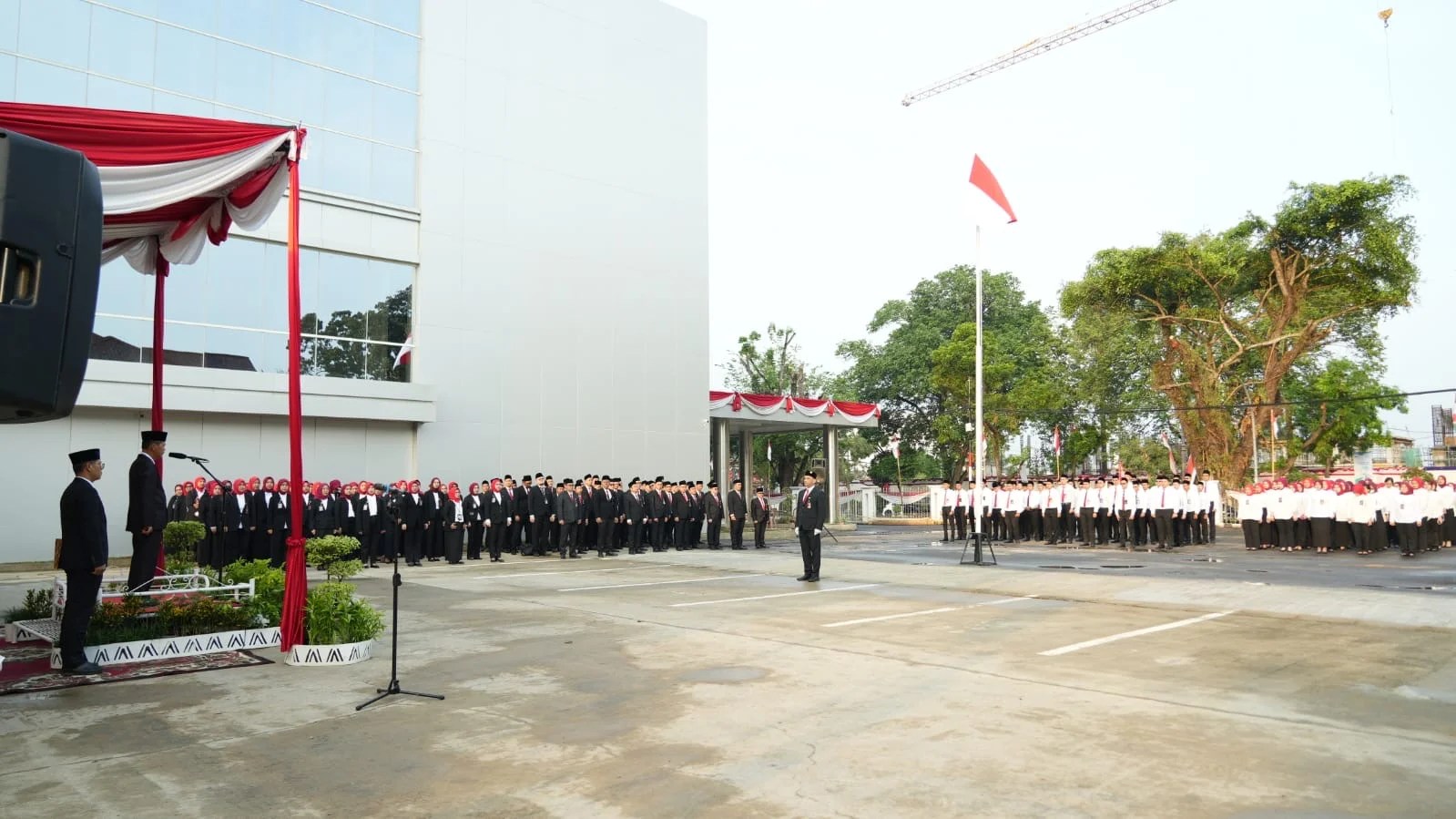 alt="Komisaris Independen Bank Jambi Anshorullah memimpin upacara bendera peringatan HUT ke-81 RI bersama jajaran direksi"
