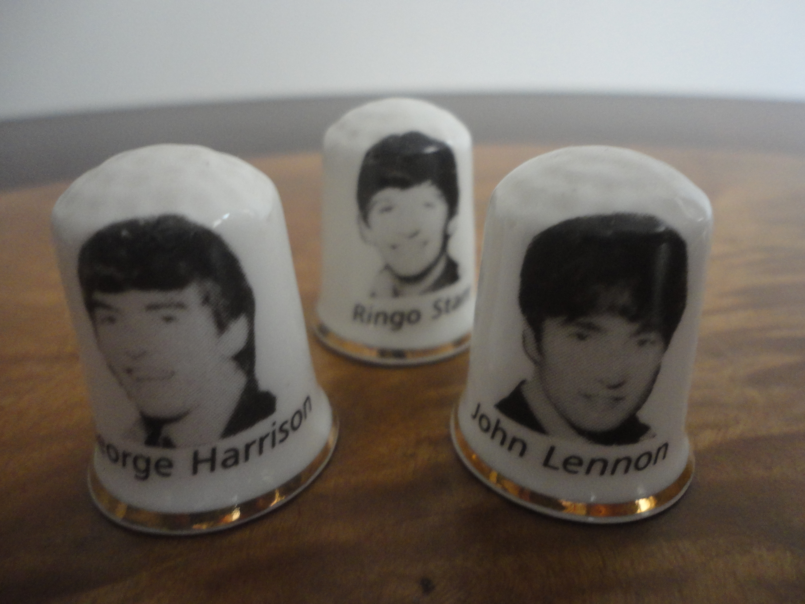 Compré estos tres dedales de los Beatles en un anticuario de Ely. Son de los '60. Estoy a la búsqueda del dedal con el rostro de Paul para completar el juego.
