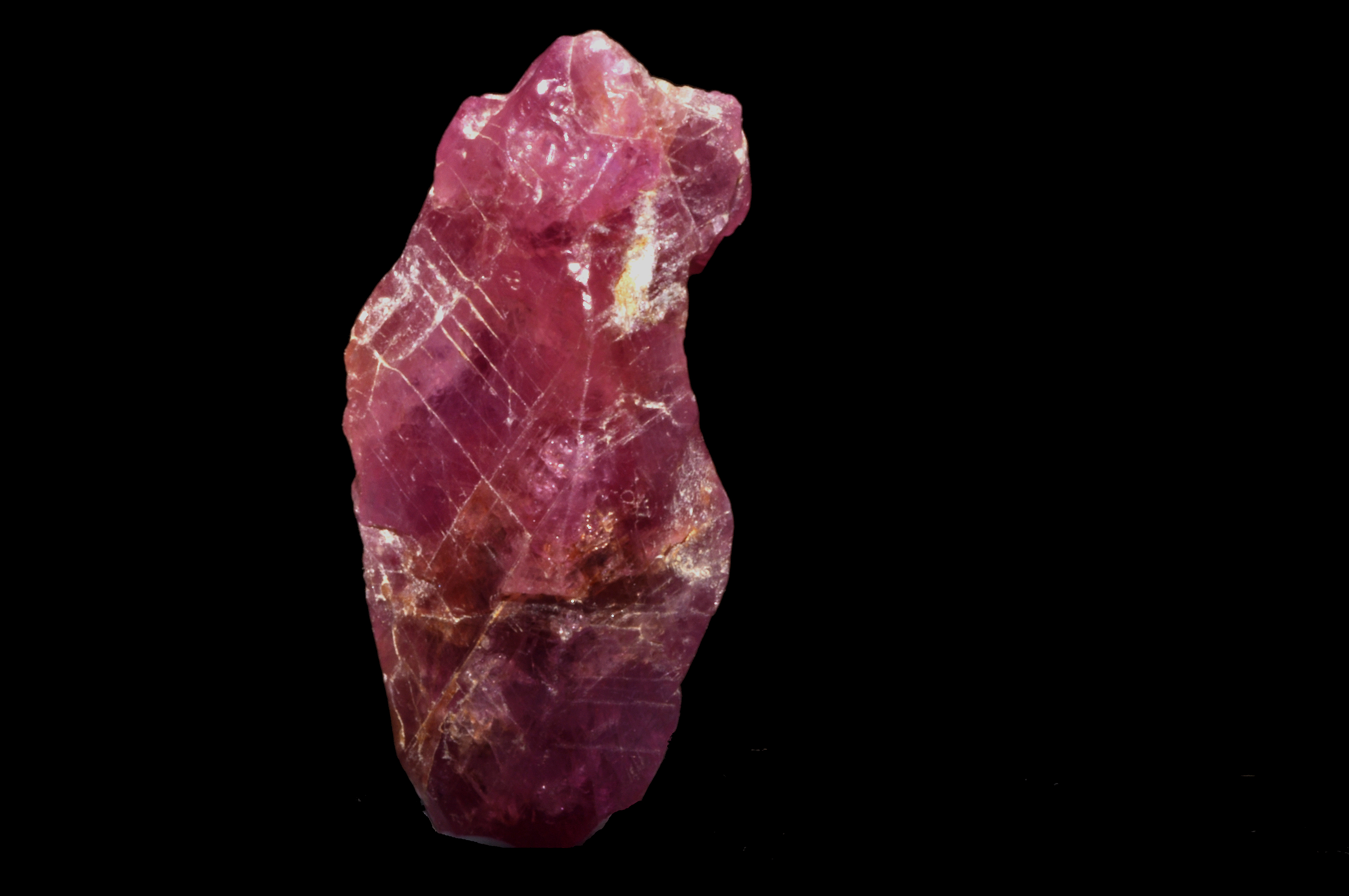 Cómo las rocas y los minerales juegan con la luz para producir colores impresionantes 4 Un rubí contra un fondo de espalda