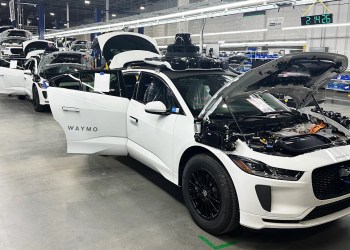 Waymo擴大無人計程車隊！啟動亞利桑那新廠、明年產量倍增