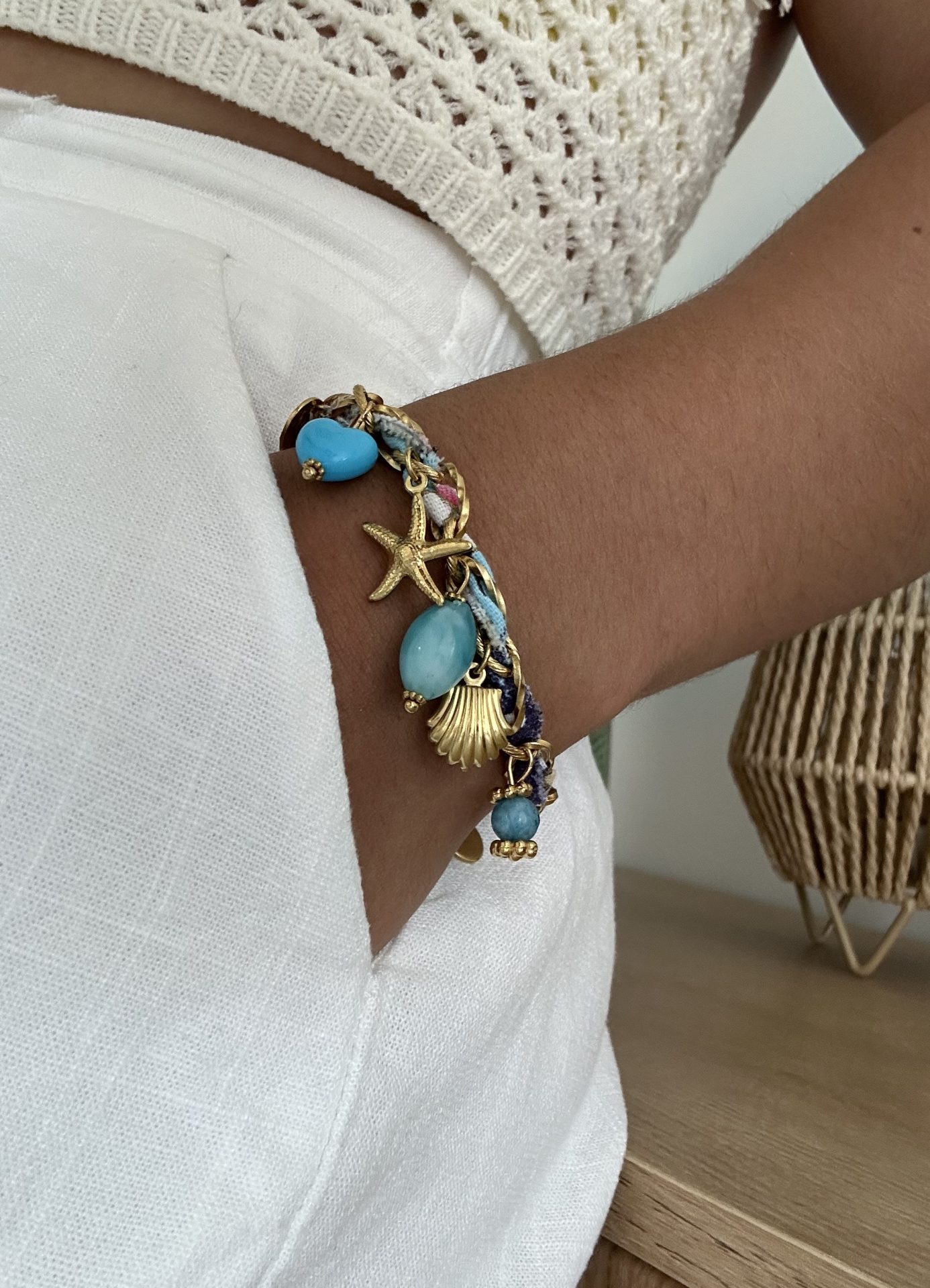 Bracelet Solaire porté, ruban et breloques turquoises