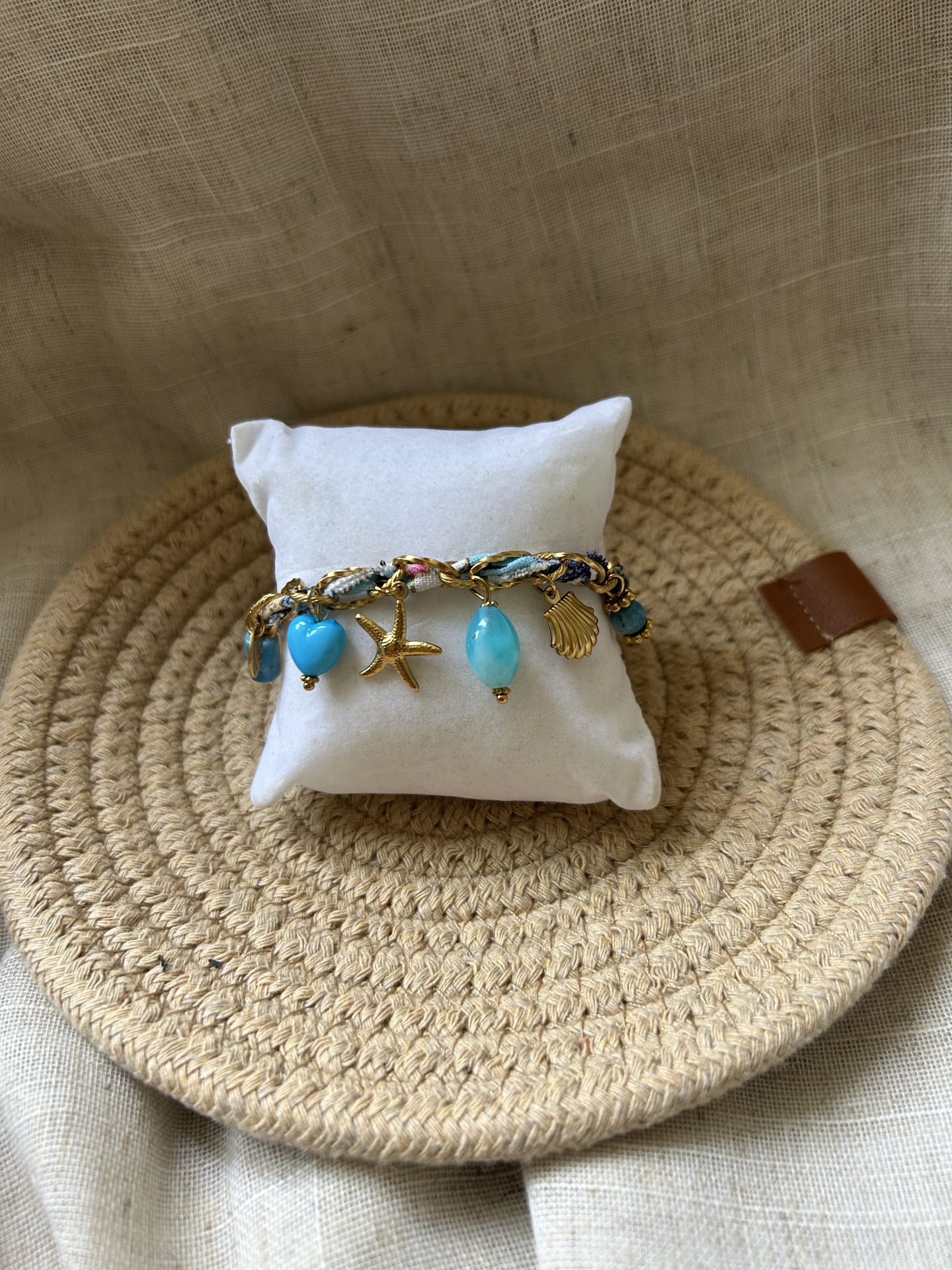 Bracelet Solaire sur portant, ruban et breloques turquoises