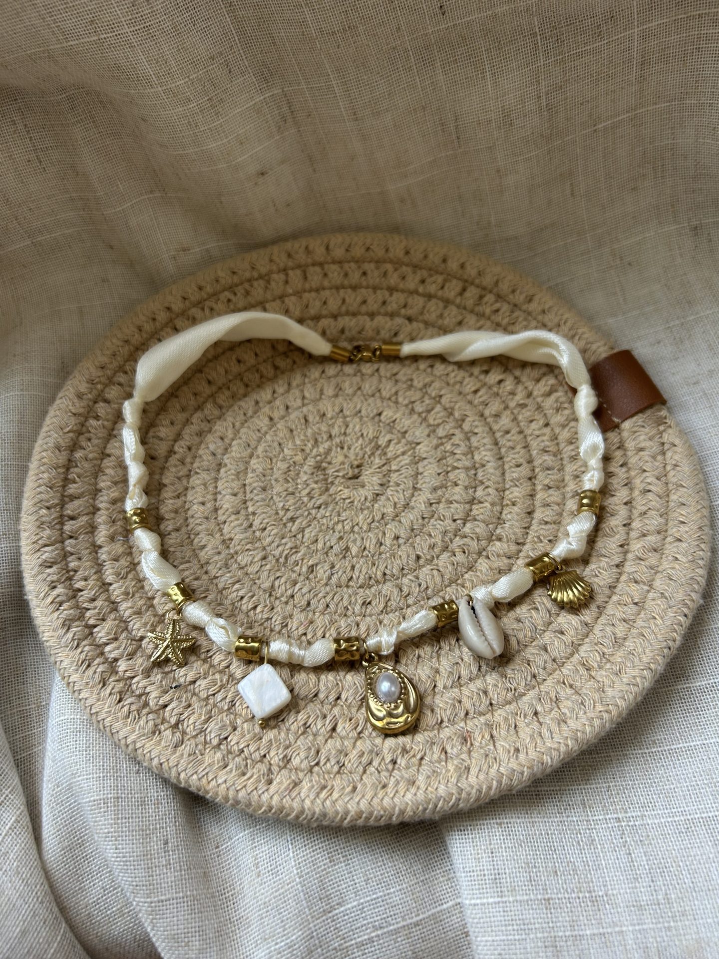 Collier Épuré sur portant, breloques marines et ruban blanc cassé