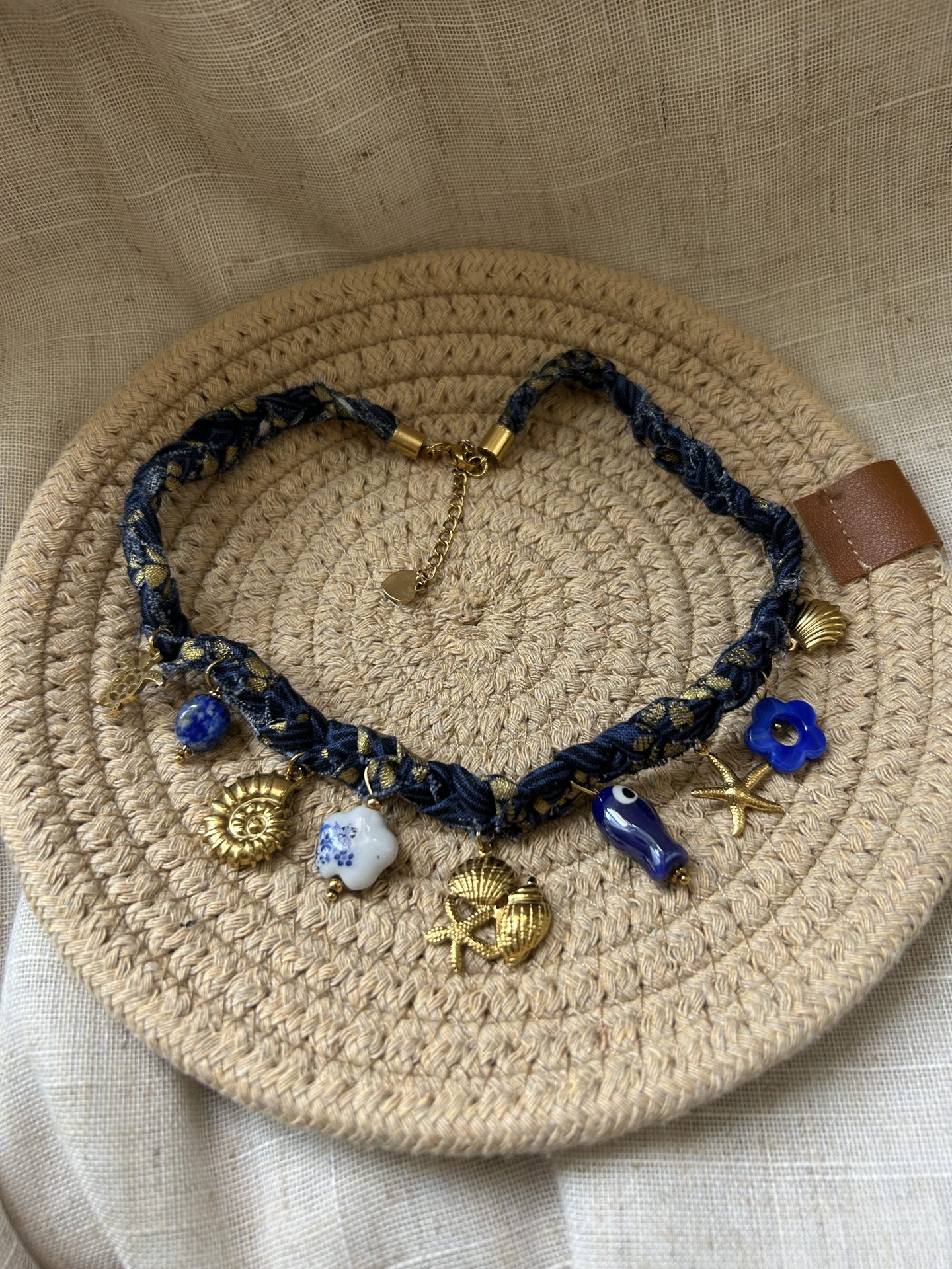 Détails breloques collier Mystérieuse
