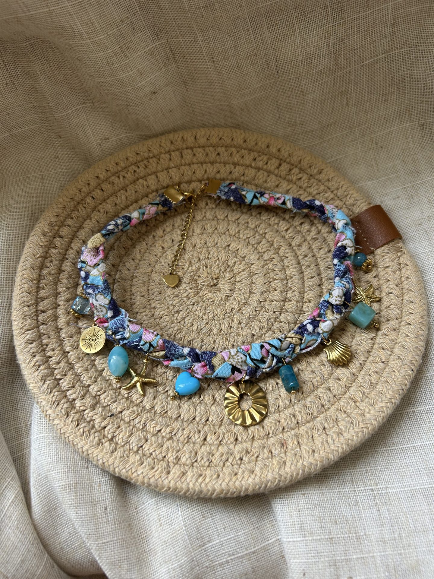 Détails breloques collier Solaire, photo sur portant