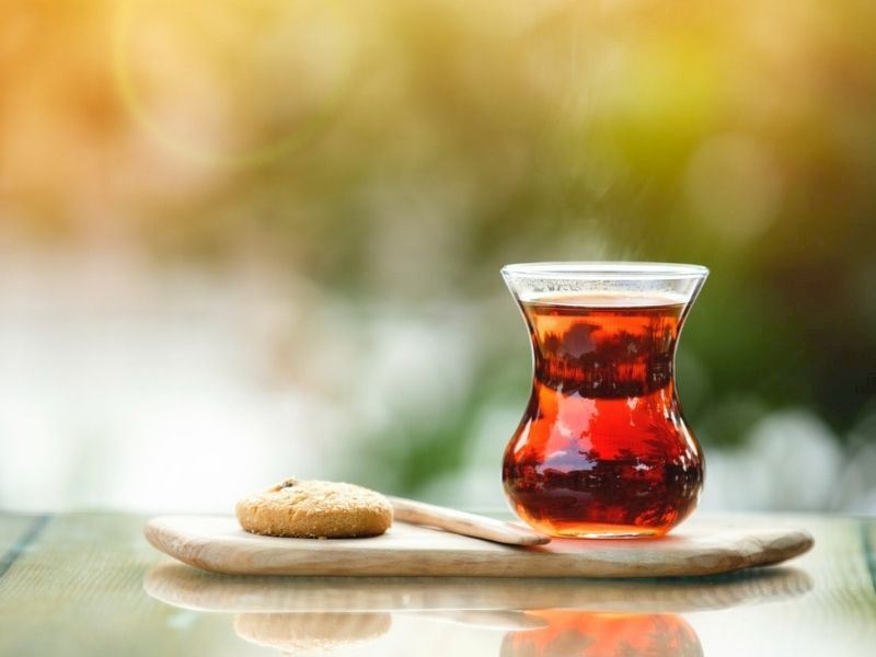 Çay, demlikten bardağa koyulurken neden süzgeç kullanılır? Açıklayınız