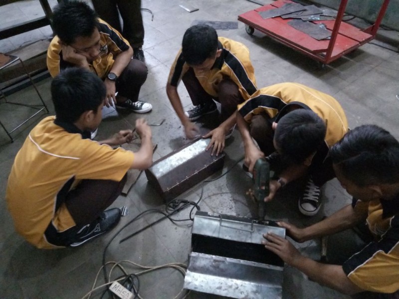 Pendidikan agama dan budi pekerti 318 2.r. Tantangan Produk Siswa Smk Laku Di Pasar Manufaktur