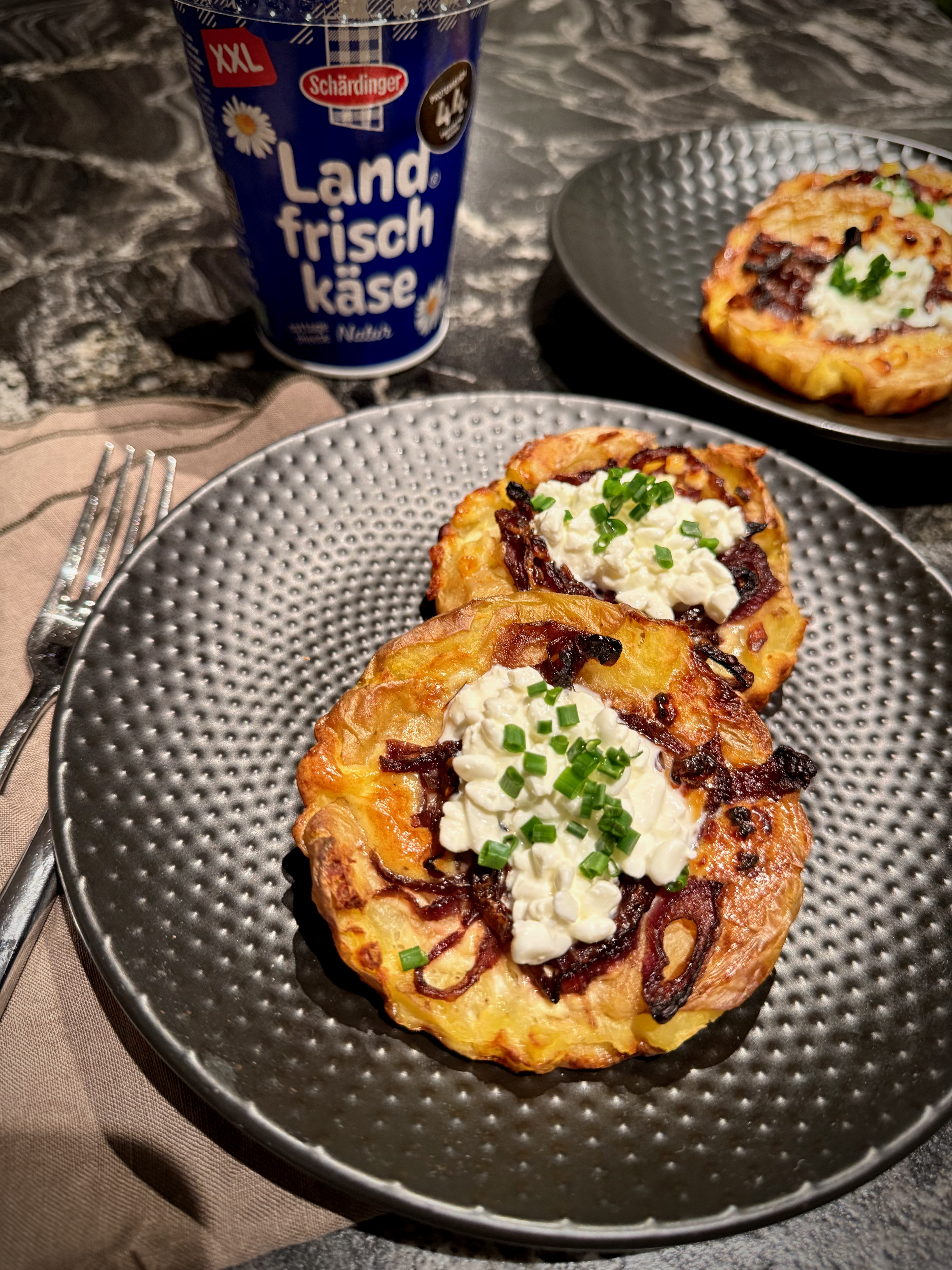 Quetschkartoffel Tartelettes mit Balsamico Zwiebeln