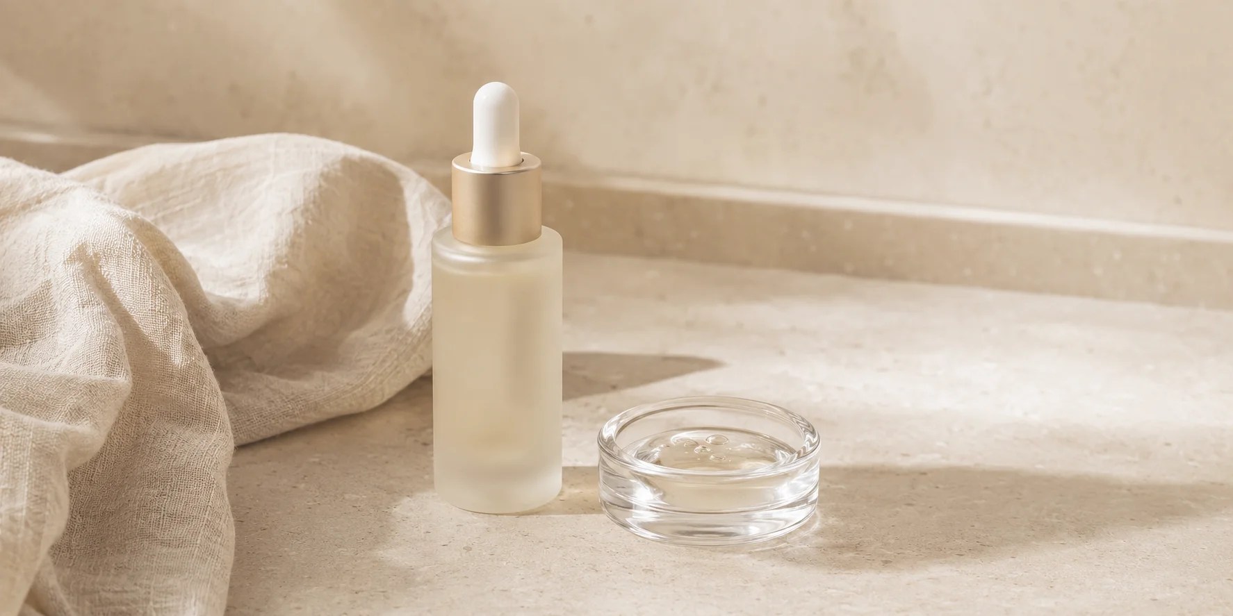Sérum de retinol en una composición editorial de tonos claros