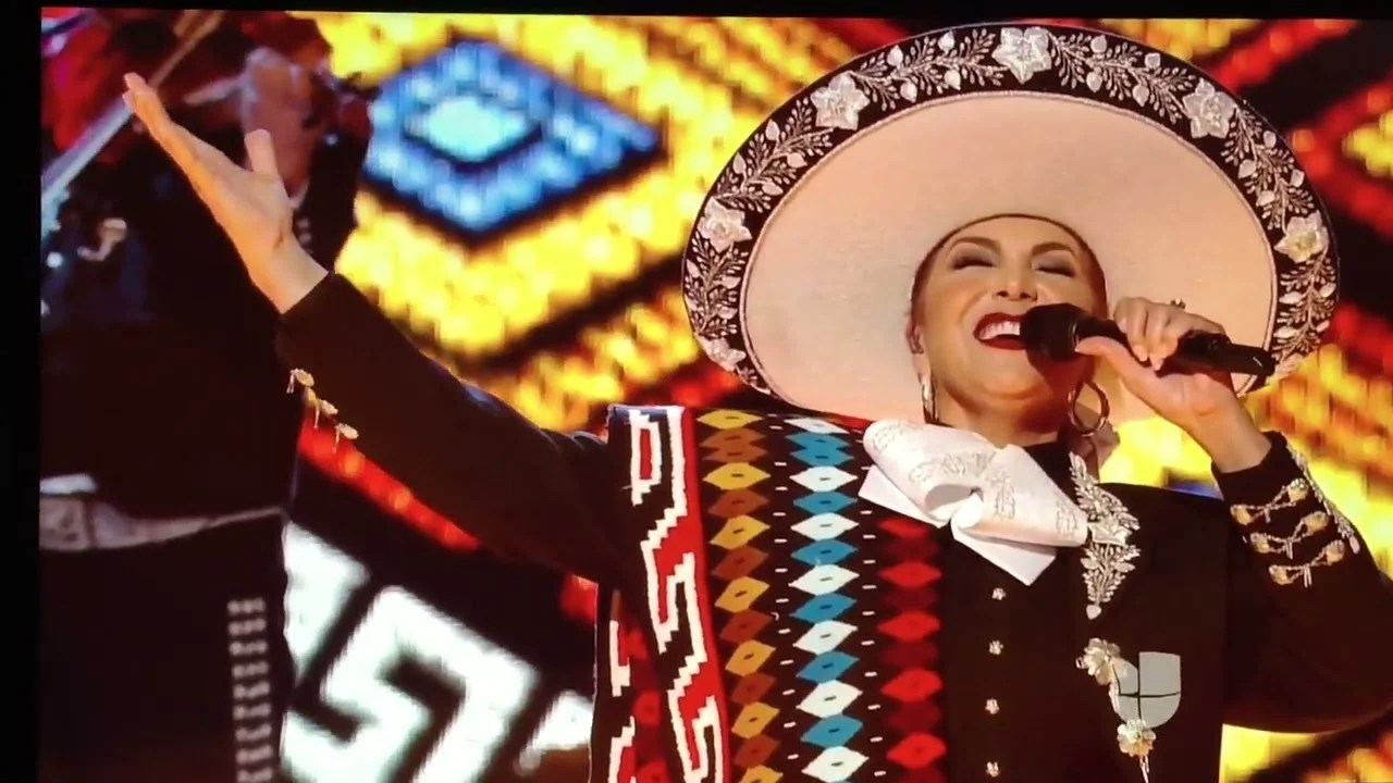 Aída Cuevas interpretando rancheras en concierto
