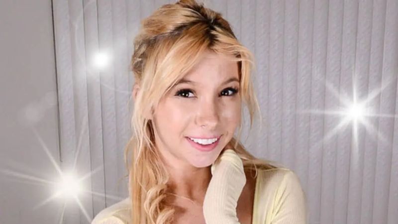 Kenzie Reeves Scrolller - Amazing Gradient Photo - 8K