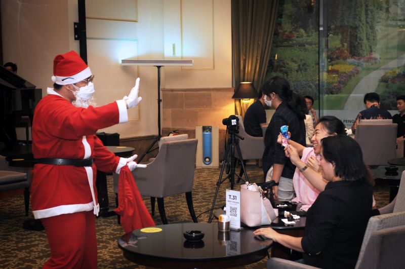 Two private rooms are available to cater the needs for privacy or intimate dining experience. Semarak Natal Dan Tahun Baru Bersama Hotel Borobudur Jakarta Bisnis Corner