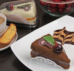 favors chocolate cake