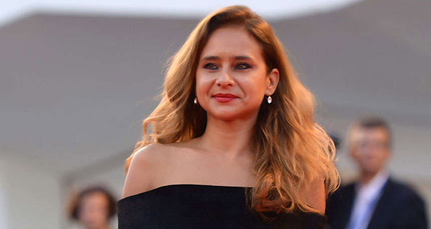 نيللي كريم / ÙÙÙÙÙ ÙØ±ÙÙ ÙØ¬ÙØ© ØªÙÙ ØªÙÙ ÙÙ Ø¶Ø¯ Ø§ÙÙØ³Ø± Meo - كشفت النجمة نيللي كريم سريعا عن هوية عريسها الثالث، وتبين أنه لاعب الأسكواش المعروف هشام عاشور، بعدما سجلت اليوم أول ظهور رسمي برفقته اليوم في كواليس اليوم الثاني للبطولة العربية المصرية الدولية بالم هيلز للناشئين.