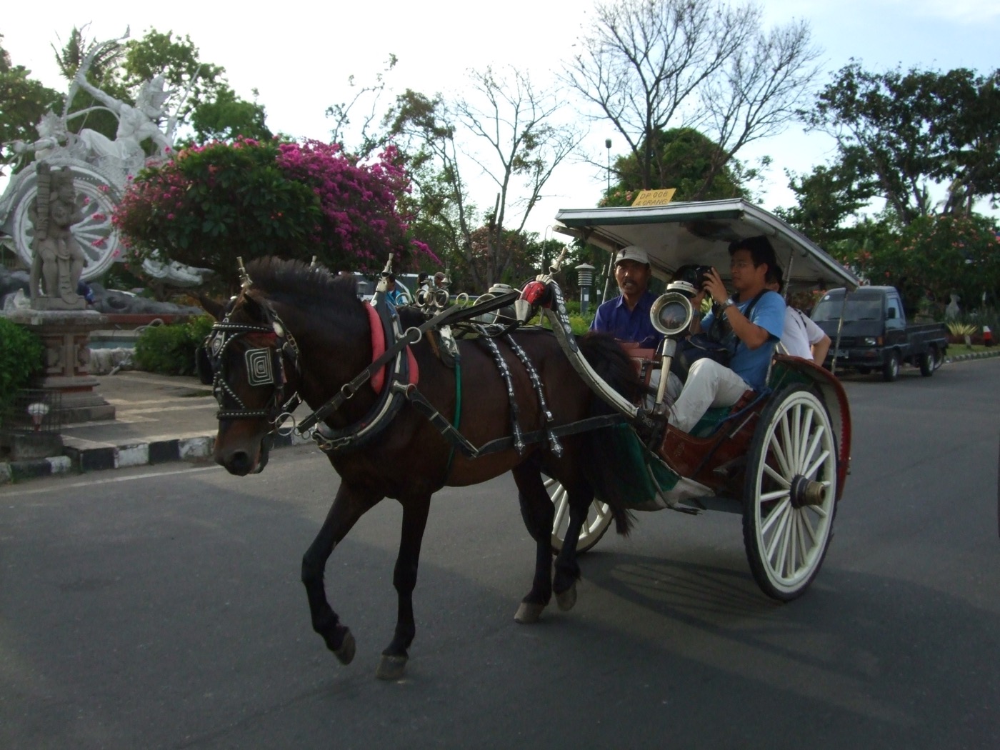 峇里島景點 畢業旅行 Day 5 - 小綿羊咖啡｜逛家樂福｜馬車體驗｜Kuta 海邊看夕陽 - 一口冒險 Bitesized Adventure