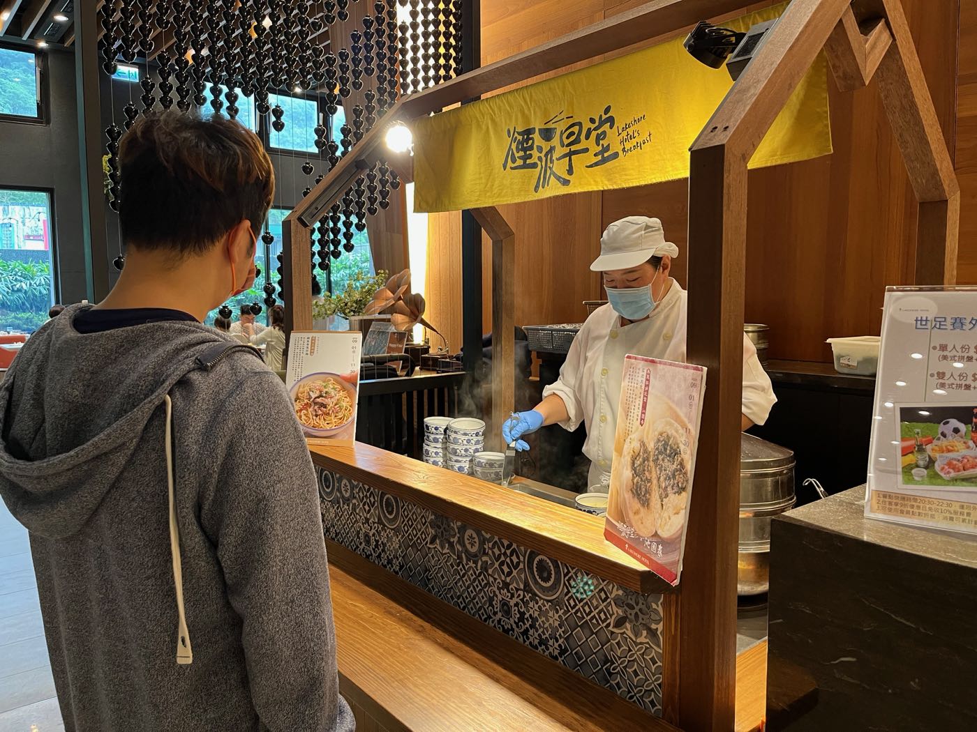 宜蘭住宿 煙波大飯店 蘇澳四季溫泉雙泉館 尊榮大床房｜朝晴庭自助早餐｜游泳池｜閱覽室 - 一口冒險 Bitesized Adventure