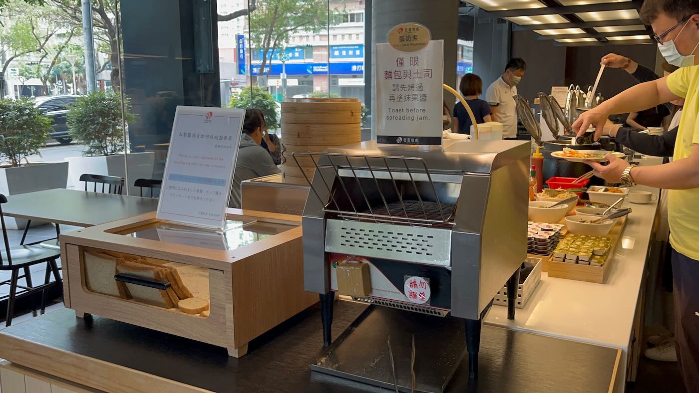 高雄住宿 巨蛋旅店 Hotel R14｜竹風客房一大床｜蓋婭餐廳素食早餐 巨蛋站前一分鐘 日式簡約風格旅館推薦 - 一口冒險 Bitesized Adventure