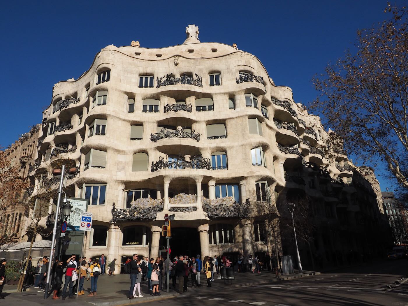 巴賽隆納景點 米拉之家 Casa Milà 的日與夜 夜間屋頂光雕投影秀 - 一口冒險 Bitesized Adventure