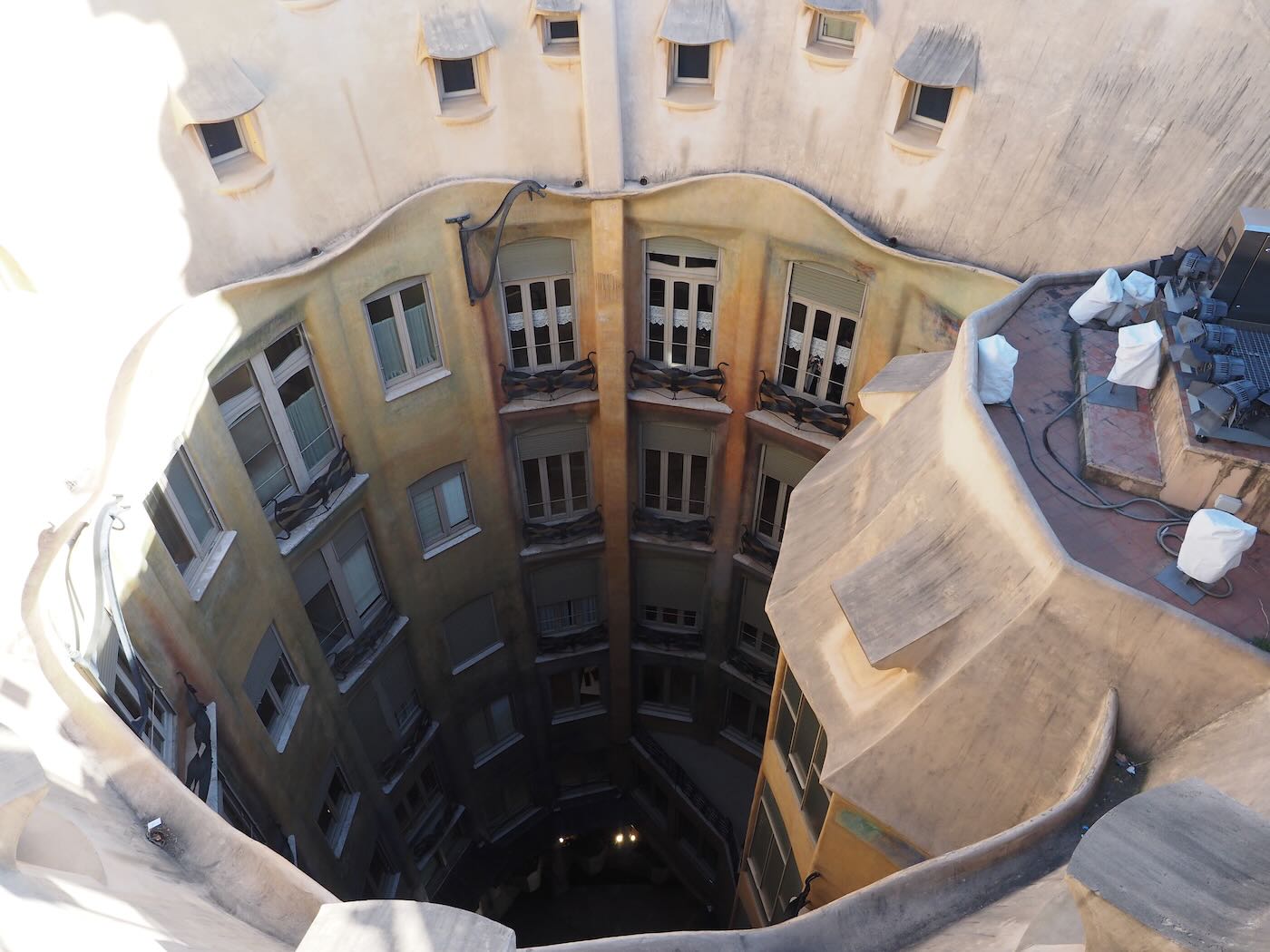 巴賽隆納景點 米拉之家 Casa Milà 的日與夜 夜間屋頂光雕投影秀 - 一口冒險 Bitesized Adventure