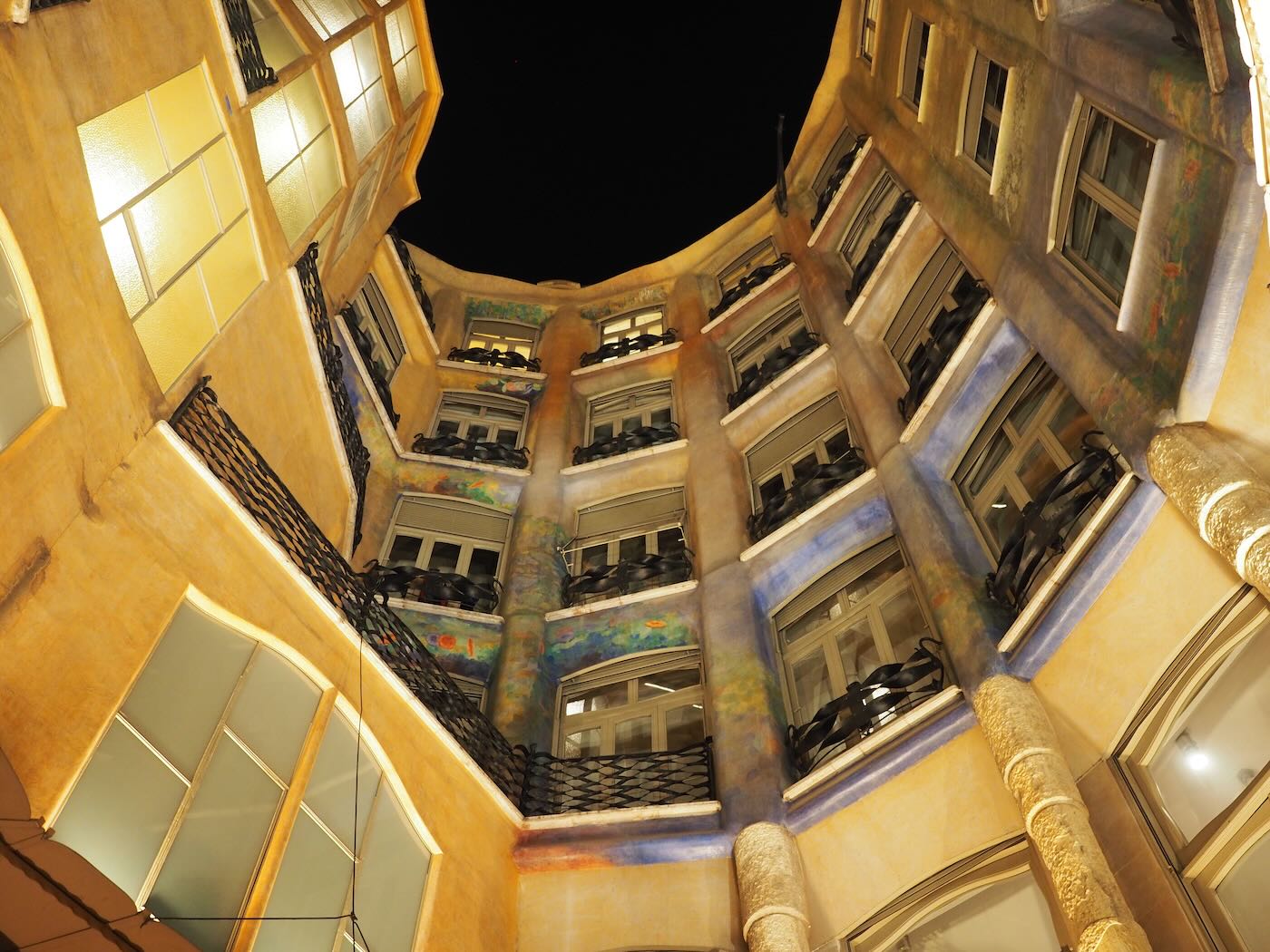 巴賽隆納景點 米拉之家 Casa Milà 的日與夜 夜間屋頂光雕投影秀 - 一口冒險 Bitesized Adventure 巴賽隆納景點 米拉之家 Casa Milà 的日與夜 夜間屋頂光雕投影秀 - 一口冒險 Bitesized Adventure