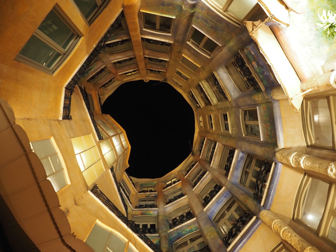巴賽隆納景點 米拉之家 Casa Milà 的日與夜 夜間屋頂光雕投影秀 - 一口冒險 Bitesized Adventure 巴賽隆納景點 米拉之家 Casa Milà 的日與夜 夜間屋頂光雕投影秀 - 一口冒險 Bitesized Adventure