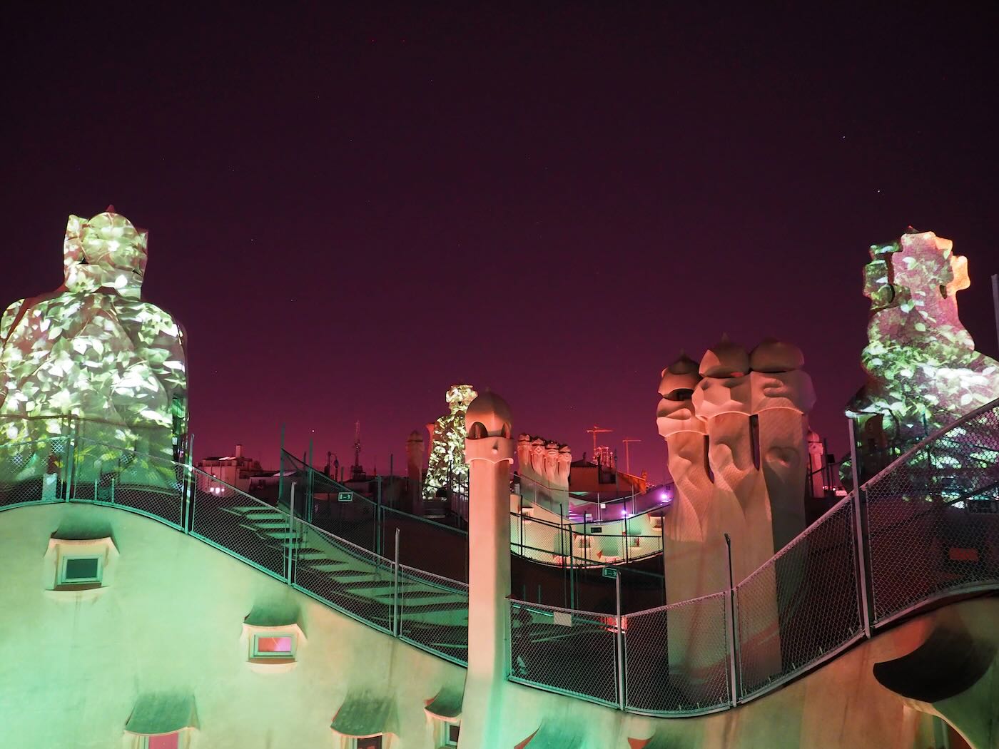 巴賽隆納景點 米拉之家 Casa Milà 的日與夜 夜間屋頂光雕投影秀 - 一口冒險 Bitesized Adventure