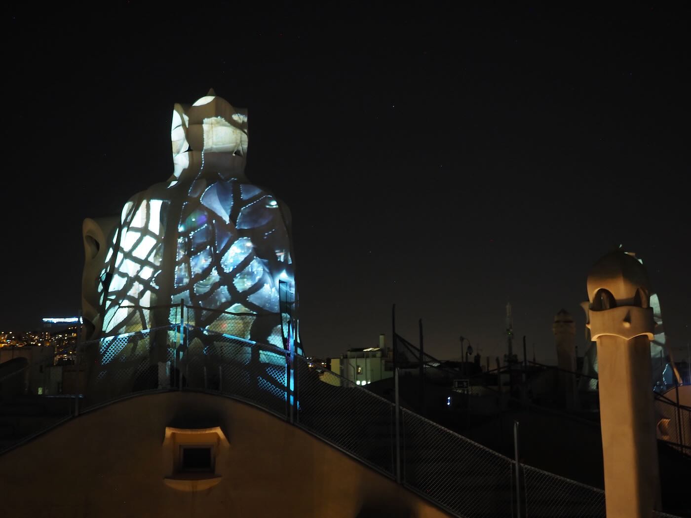 巴賽隆納景點 米拉之家 Casa Milà 的日與夜 夜間屋頂光雕投影秀 - 一口冒險 Bitesized Adventure