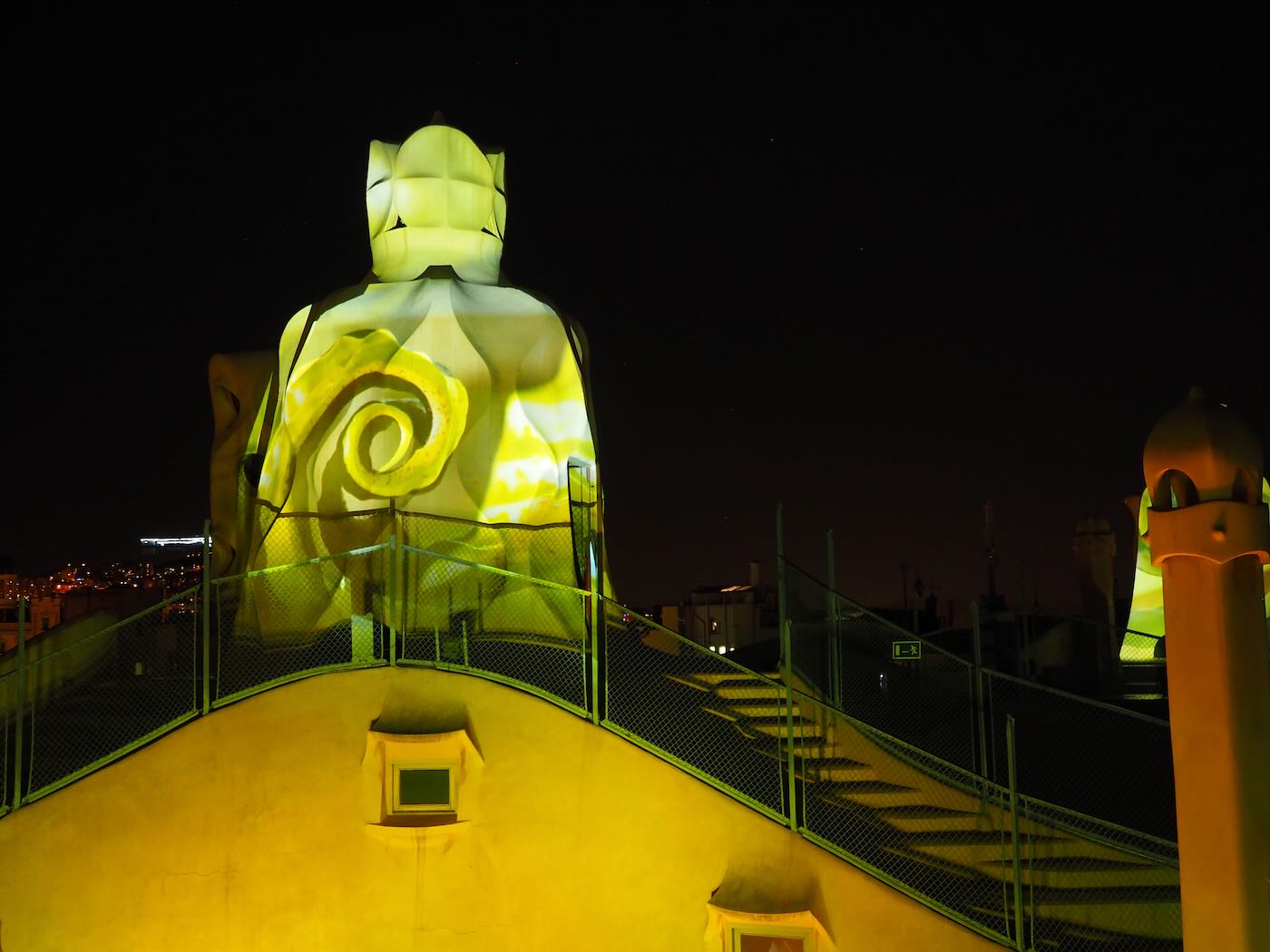 巴賽隆納景點 米拉之家 Casa Milà 的日與夜 夜間屋頂光雕投影秀 - 一口冒險 Bitesized Adventure