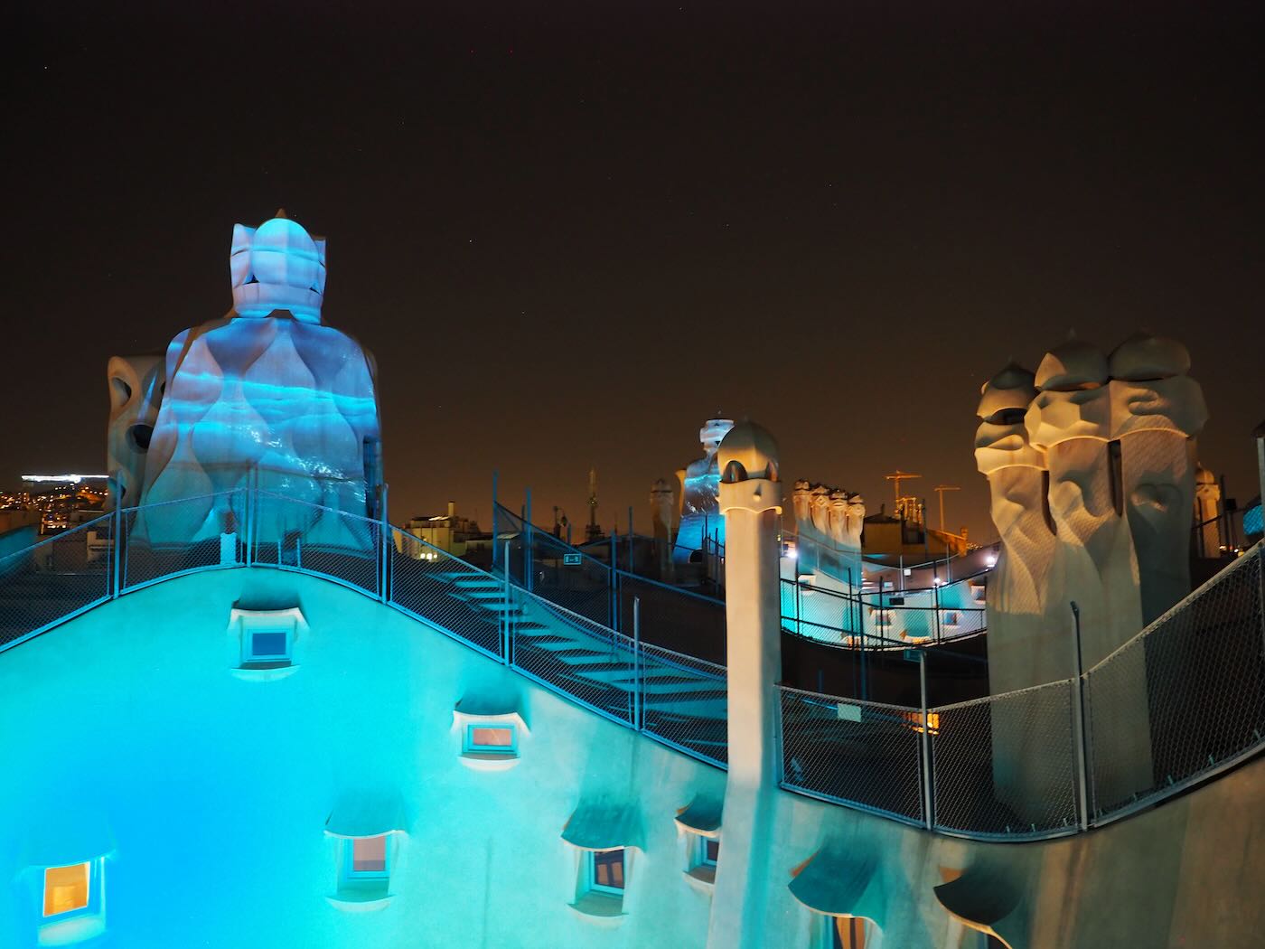 巴賽隆納景點 米拉之家 Casa Milà 的日與夜 夜間屋頂光雕投影秀 - 一口冒險 Bitesized Adventure 巴賽隆納景點 米拉之家 Casa Milà 的日與夜 夜間屋頂光雕投影秀 - 一口冒險 Bitesized Adventure