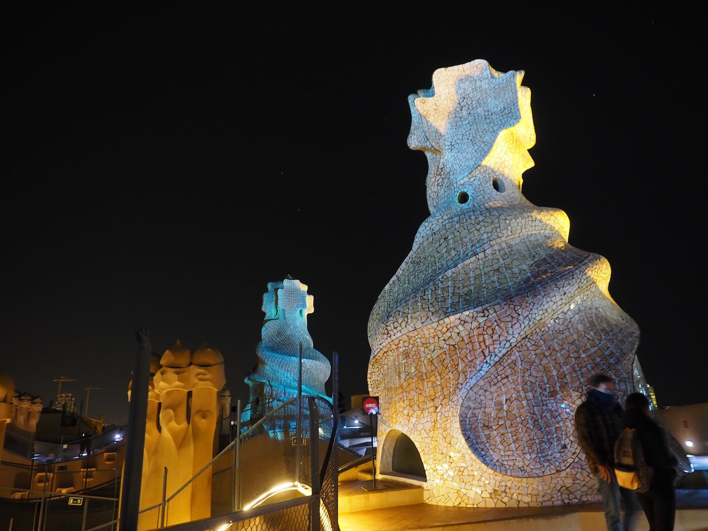 巴賽隆納景點 米拉之家 Casa Milà 的日與夜 夜間屋頂光雕投影秀 - 一口冒險 Bitesized Adventure