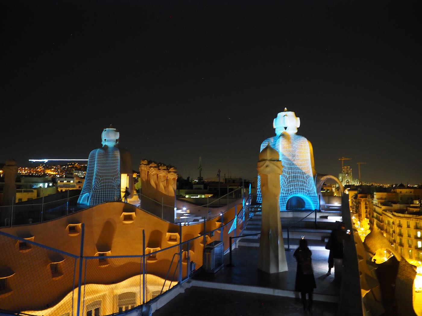 巴賽隆納景點 米拉之家 Casa Milà 的日與夜 夜間屋頂光雕投影秀 - 一口冒險 Bitesized Adventure