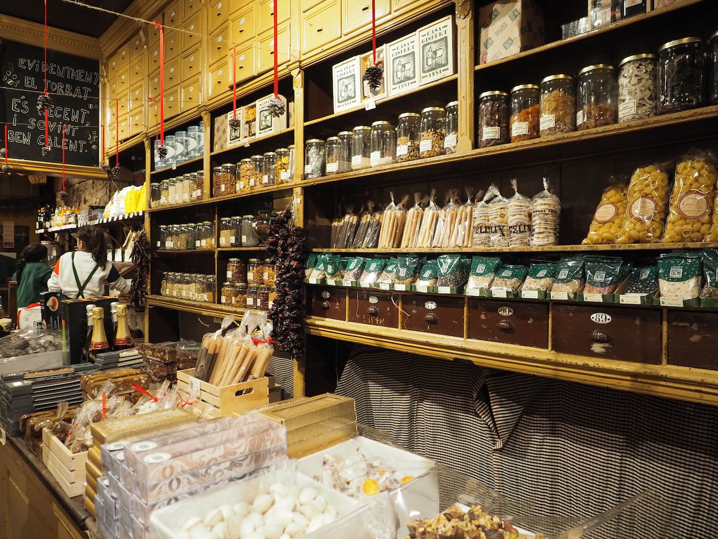 巴賽隆納景點 舊城區 Casa Gispert 百年歷史乾果雜貨店買番紅花 - 一口冒險 Bitesized Adventure 巴賽隆納景點 舊城區 Casa Gispert 百年歷史乾果雜貨店買番紅花 - 一口冒險 Bitesized Adventure