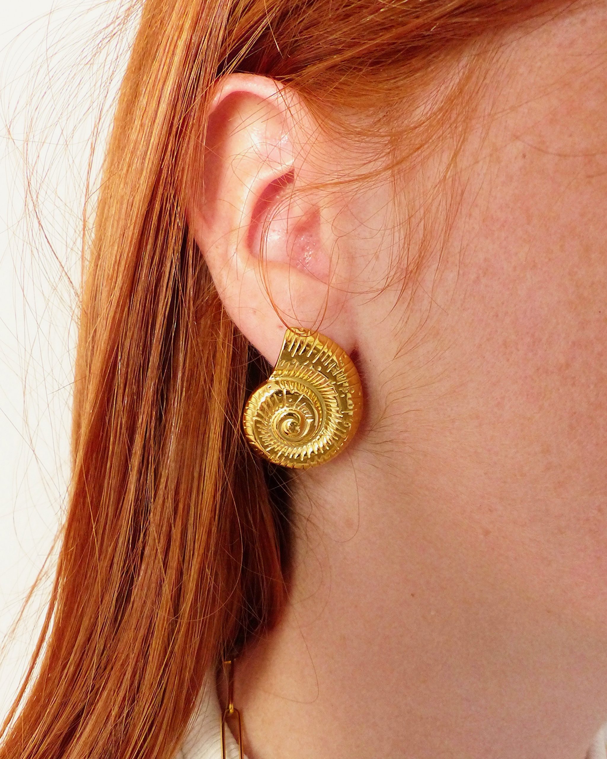 BOUCLES DOREES AVEC COQUILLAGES