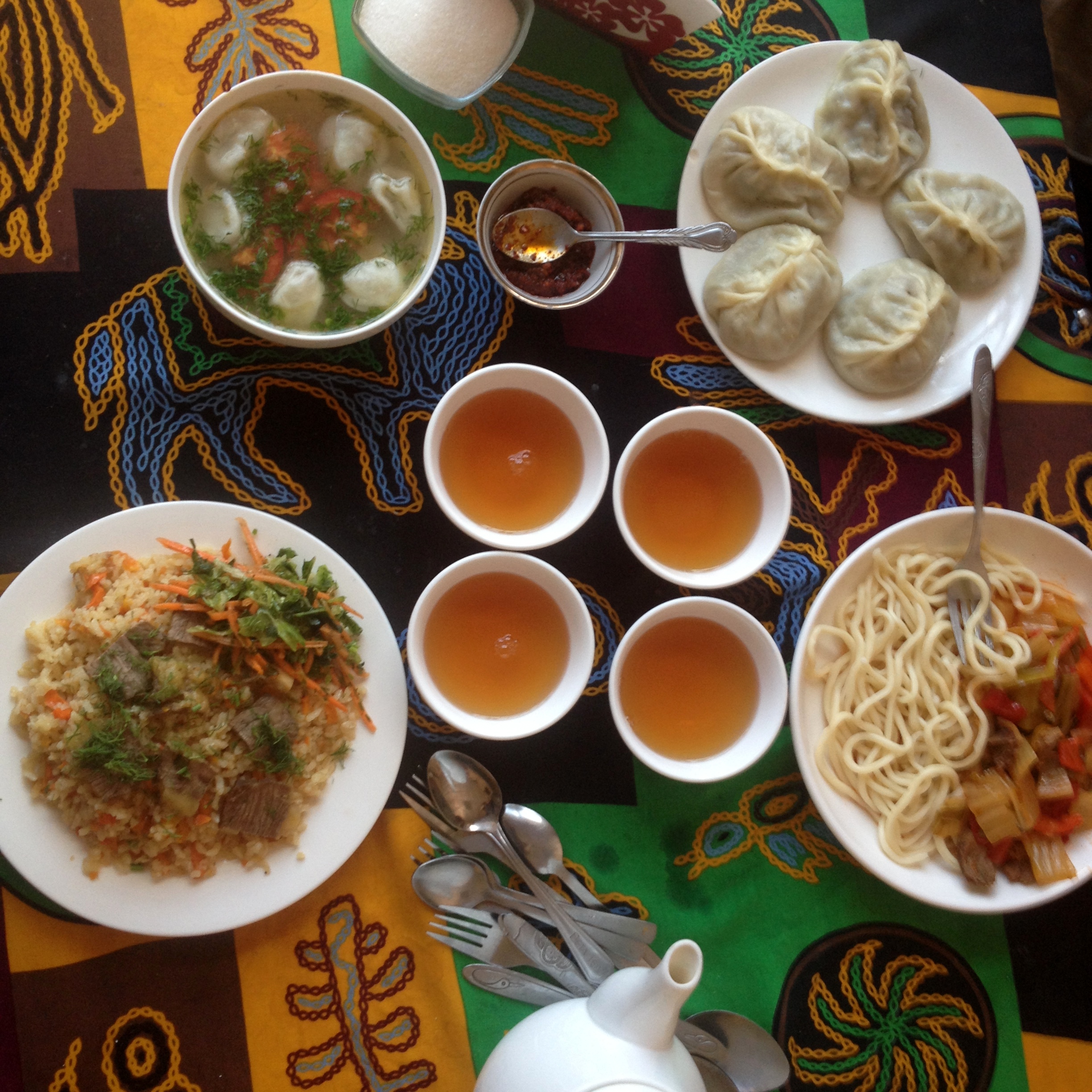 Stołowaja. Pyszności. Pielmieni, manty, płow i lagman. Standard kirgiskiej kuchni.