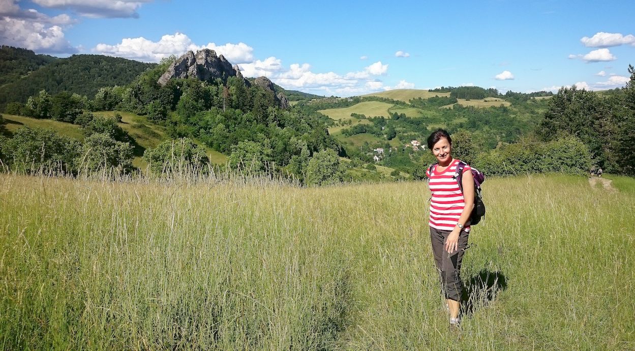 Lúčno-skalnatou krajinou schádzame do Lednice. Vierka a Lednické bradlo.