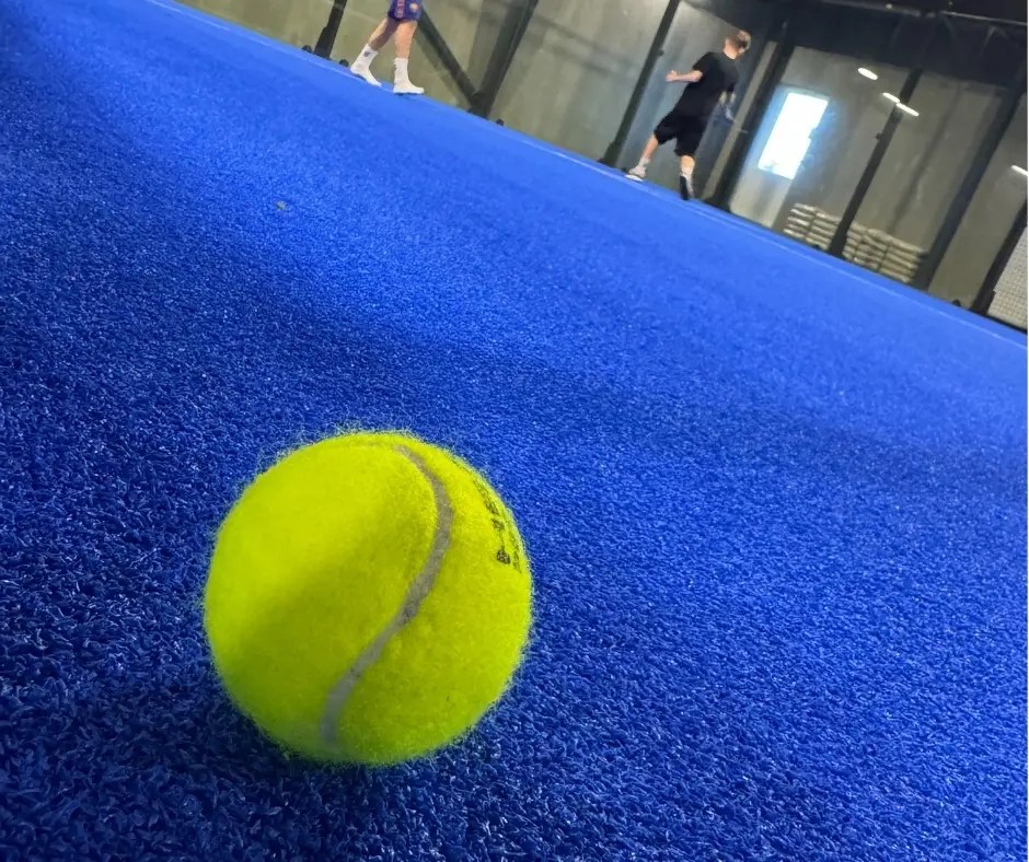 Padelbold på padelbane