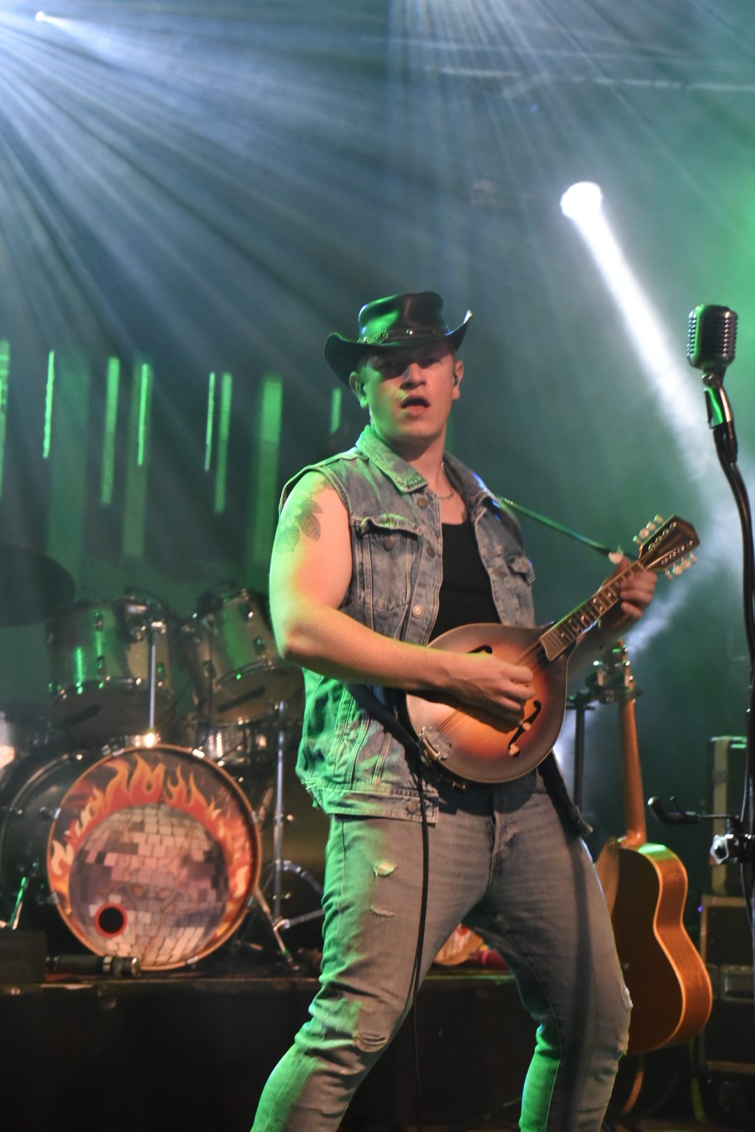 „Du siehst nur drei Leute mit kleinen Instrumenten auf der Bühne, aber Du hörst ‘König der Löwen‘“ – so beschreibt Sänger Nils Hofmann gern seine Band Mandowar. Nur mit Mandoline, Gitarre und Ukulelen-Bass tritt er mit seinen zwei Bandkollegen auf und interpretiert große Rock- und Metalsongs.