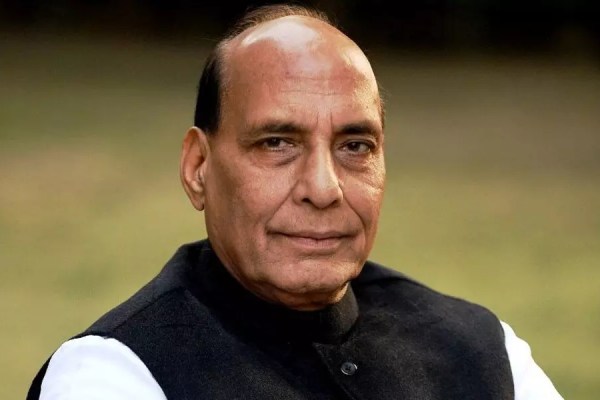 Rajnath Singh’s Roar on Sir Creek Stuns Pakistan: Experts Admit “We Don’t Even Have Enough Money to Defend Ourselves” Rajnath Singh gives a strong warning to Pakistan on Sir Creek during a military event in Bhuj, Gujarat.
