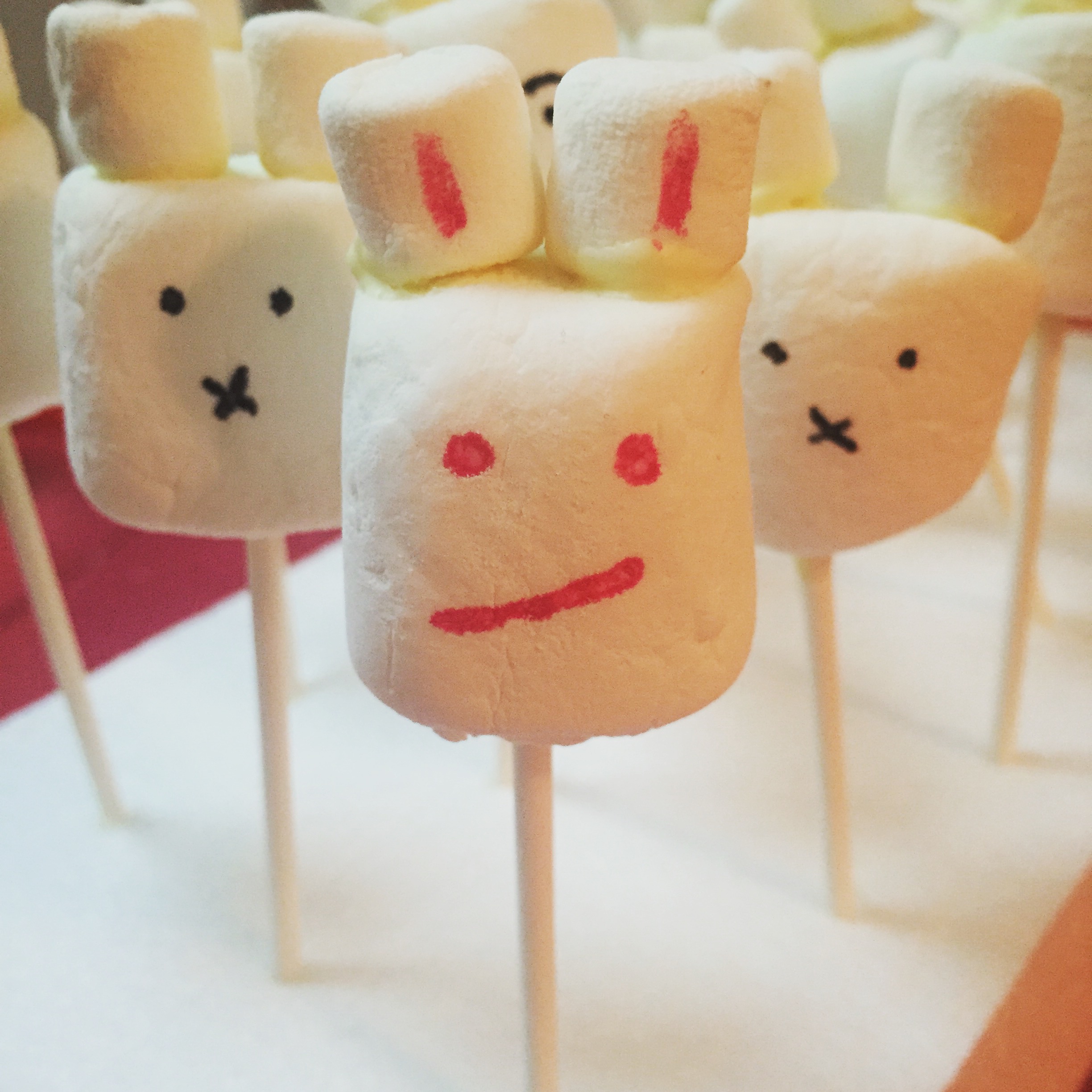 Andlitin urðu alls konar.