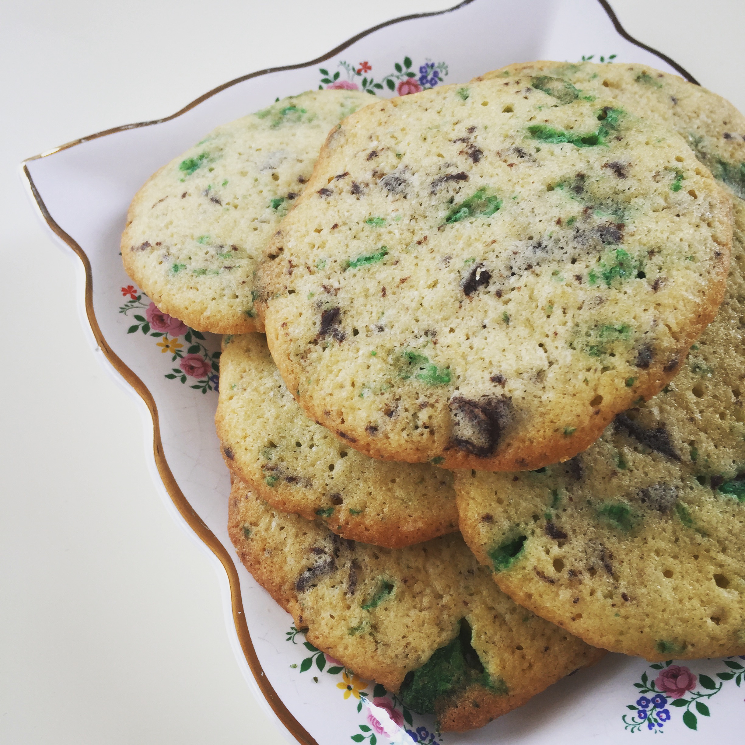 Fullur diskur af nýbökuðum smákökum.