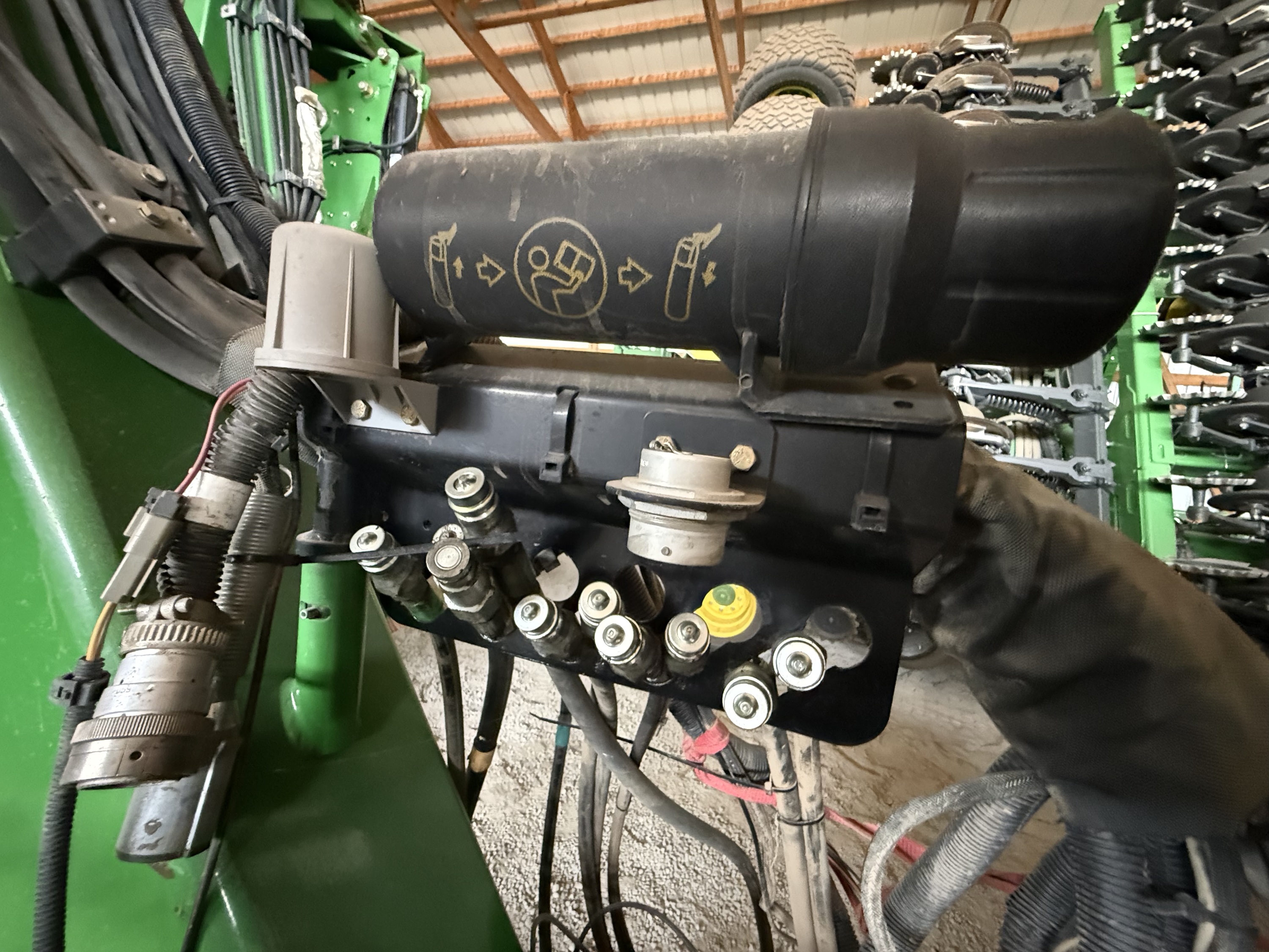 2016 Unverferth Nutrimax 2600 Liquid Fertilizer Applicator