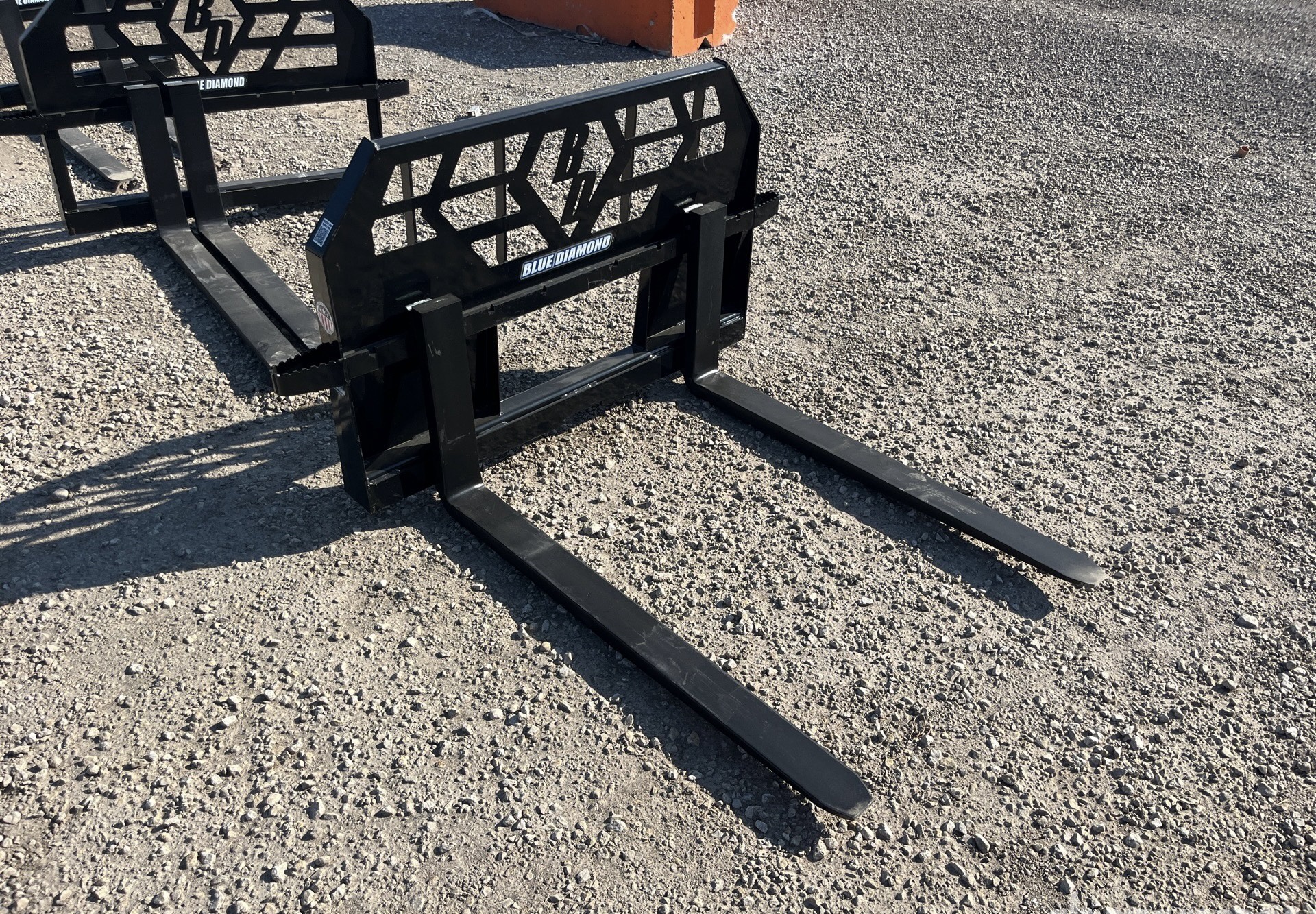 New/Unused Blue Diamond 5000 lb Rated Pallet Forks With Global-Euro Hookup
