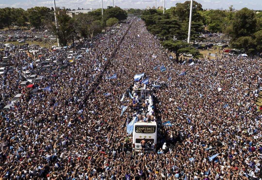 Men in blue arrive to a tumultuous welcome Men in blue arrive to a tumultuous welcome