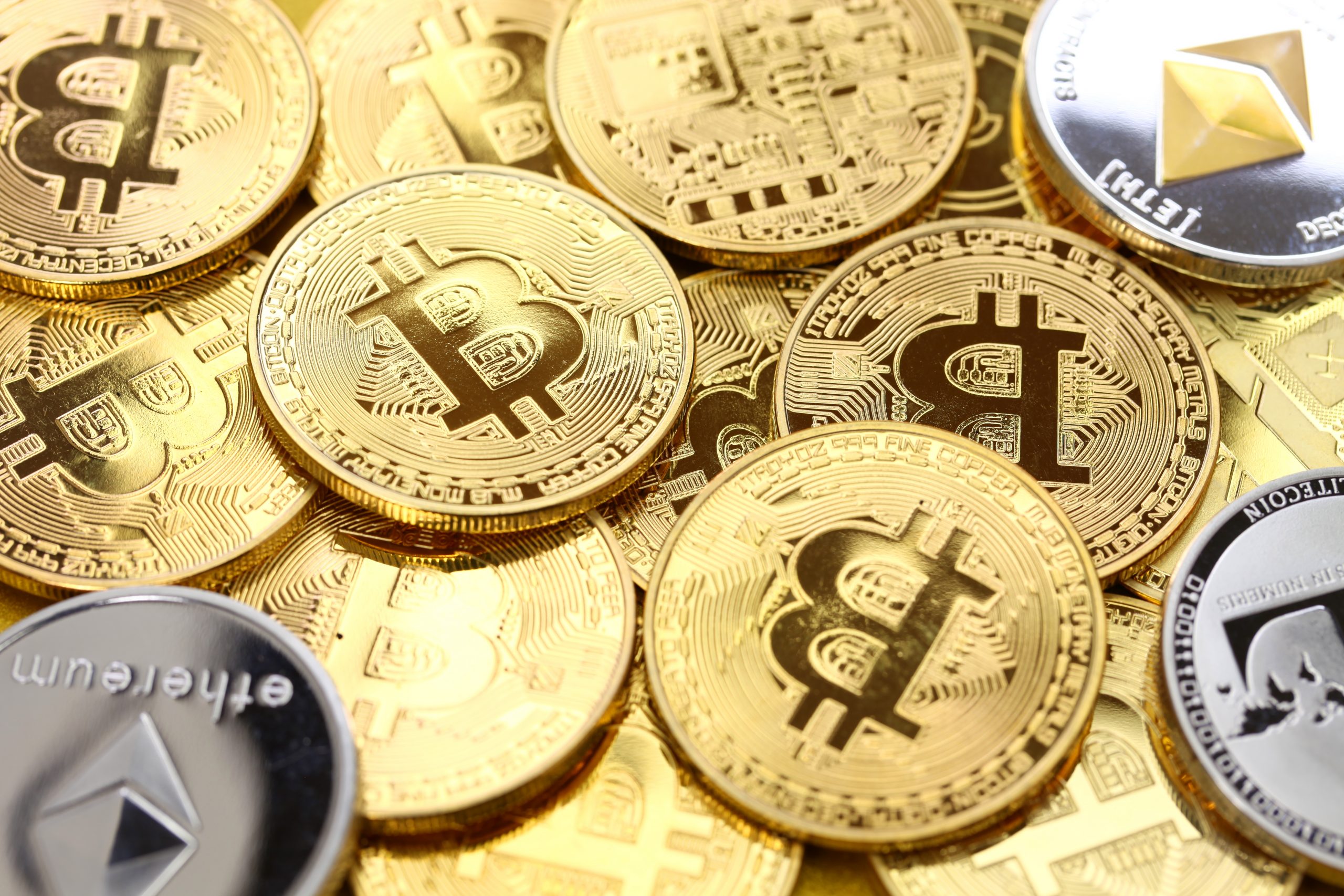 Bitcoin and Ether Outperform Altcoins as Traders Seek Safety in Major Tokens