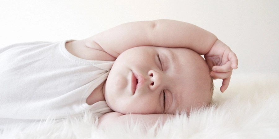 متى يبدأ نوم الرضيع بالانتظام طوال الليل