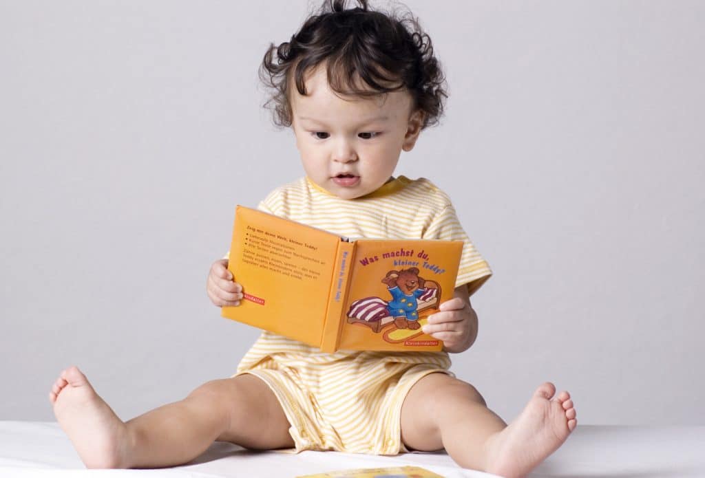 Comment les bébés apprennent-ils leur langue maternelle ? | Assimil