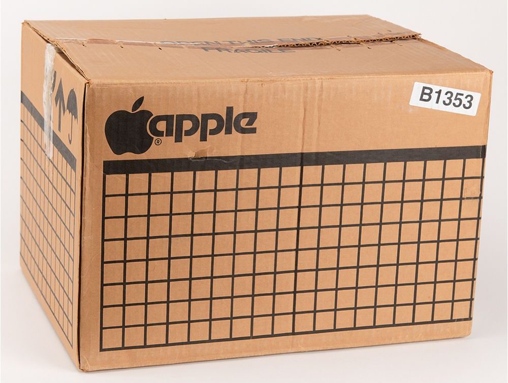 Carton Monitor III Apple Monitor /// cardboard box