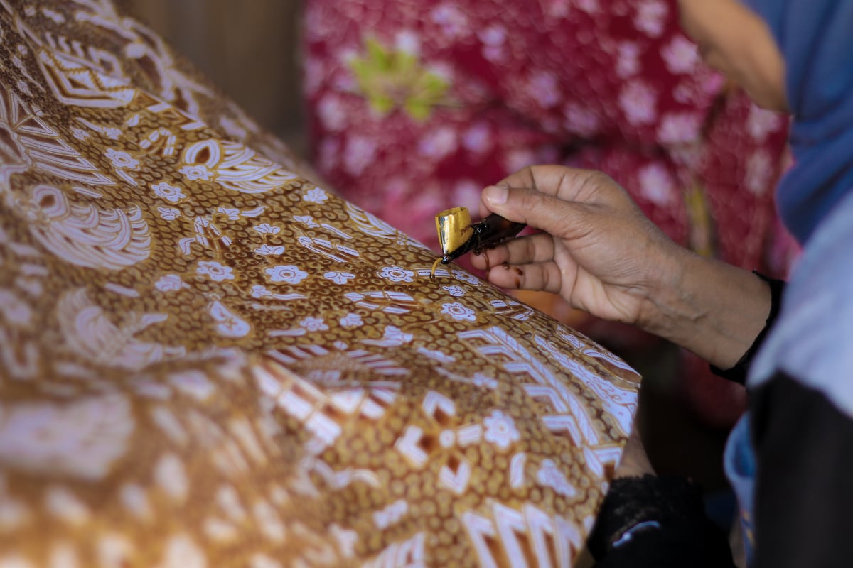 5 Tempat Wisata Batik Terbaik di Indonesia, Wajib Masuk List Liburan - Best  Hostels Indonesia