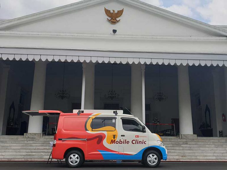 daihatsu donasikan 2 unit gran max modifikasi untuk mobil klinik