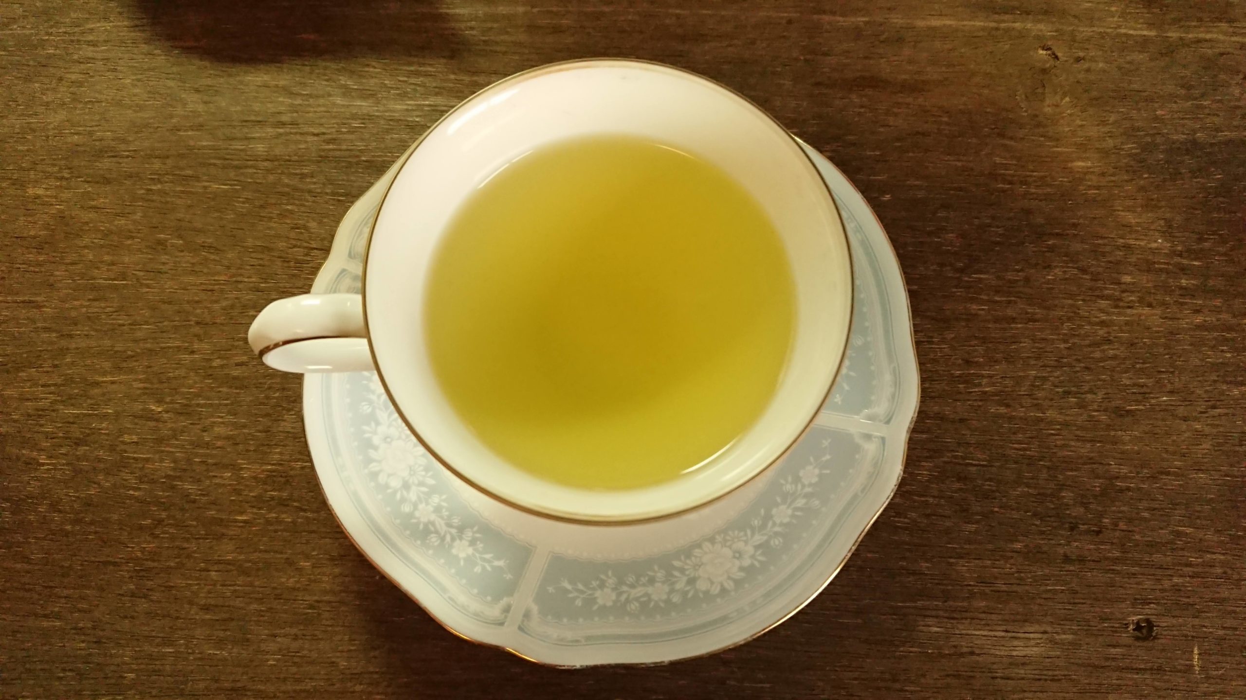 カップアンドソーサー。お茶はレモングラスx釜炒り茶。